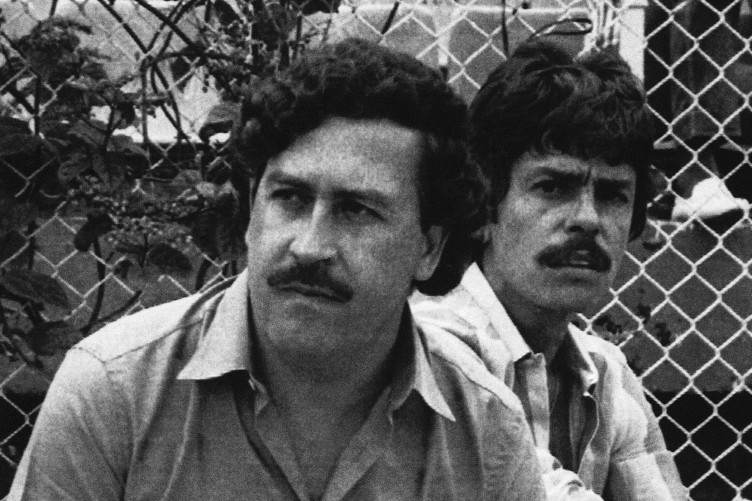 Dua Bekas Egen CIA Sedang Cuba Menemukan Harta Escobar  