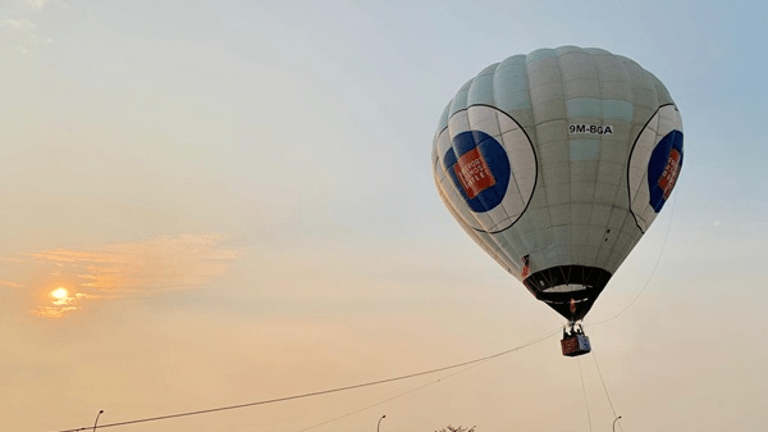 Nikmati Pemandangan Bandar Melaka Dengan Belon Udara Panas 