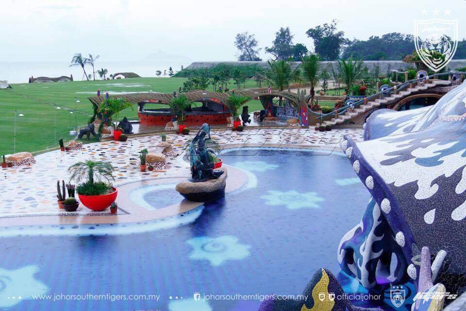 Gempaknya Istana Flintstones Baru di Johor Ni! Dapat Tengok Dari Pagar