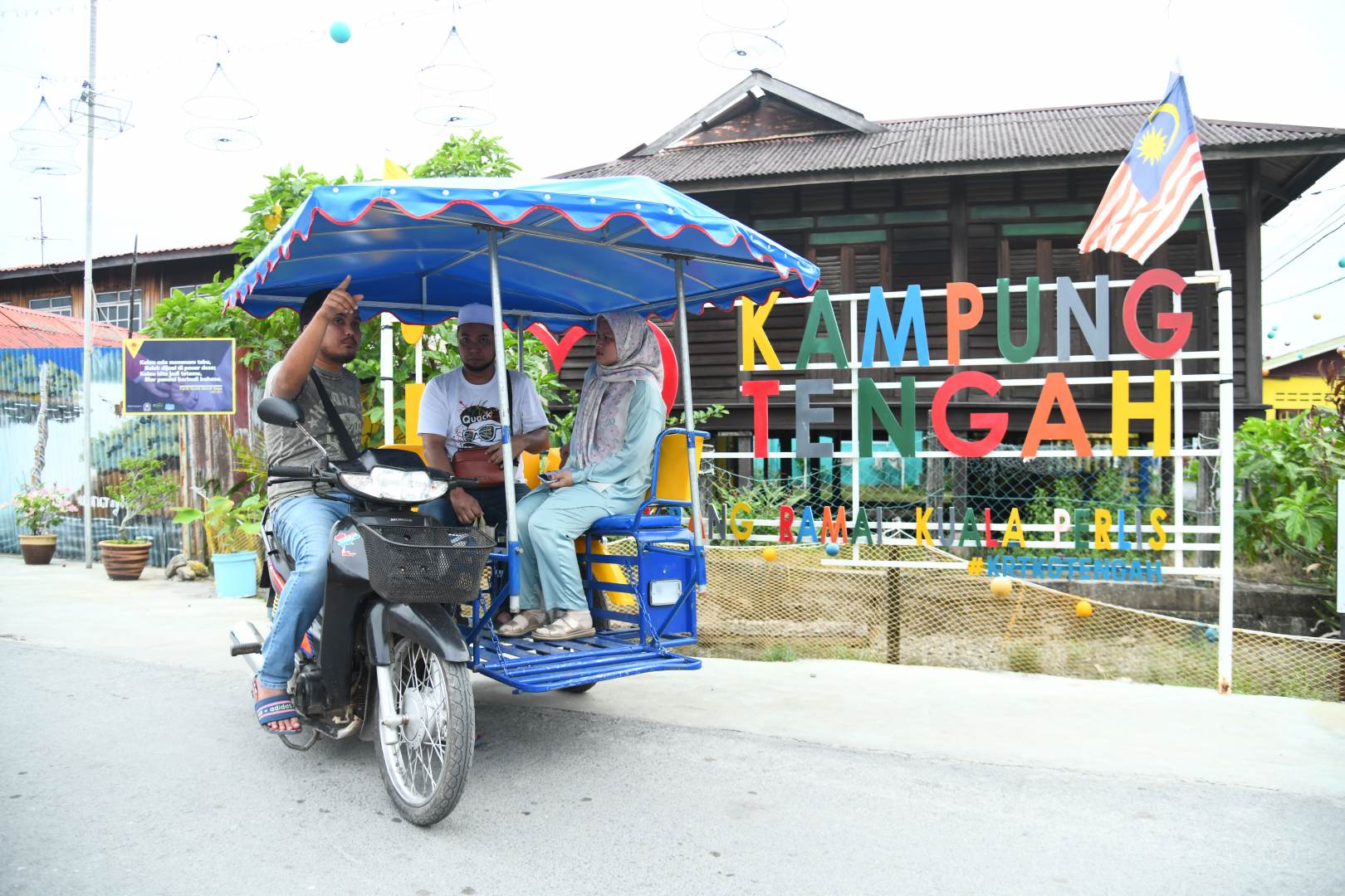 Pusing-Pusing Naik 'Choley' : Tarikan Terbaru Di Kg Warna-Warni, Kuala ...